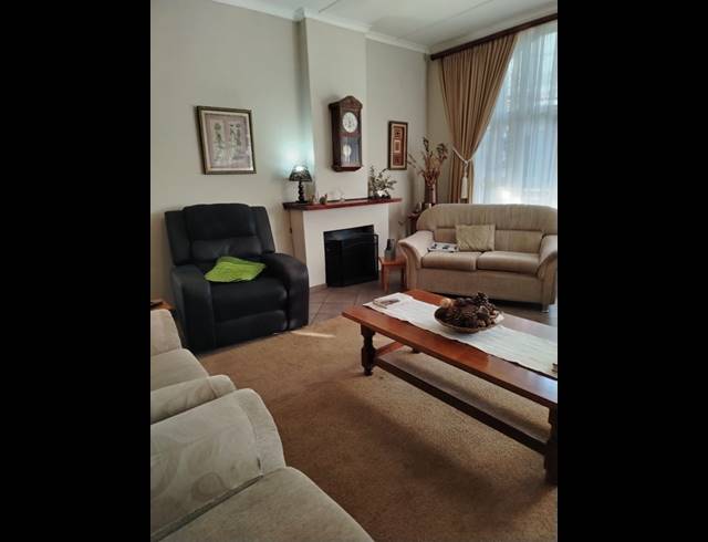 4 BEDROOM FREEHOLD FOR SALE IN HUTTENHEIGHTS